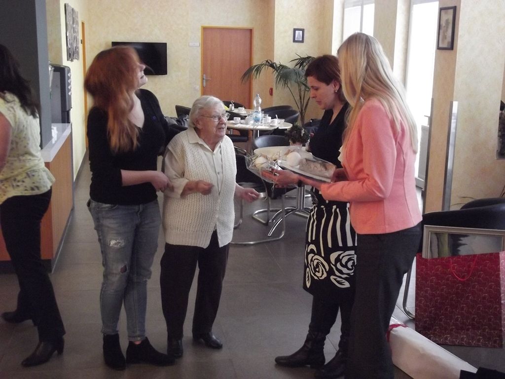 Téměř dvě desítky zařízení v sociálních službách navštívili ve středu primátor Martin Zrzavecký a jeho náměstci Martin Baxa, Eva Herinková, Pavel Kotas a Petr Náhlík. Již tradičně tím před Vánoci děkují vedení a zaměstnancům organizací za jejich celoroční nasazení, současně přímo v zařízeních zjišťují, co je možné zlepšit, jak může město ještě více pomoci. Mezi navštívené patřily Dětské centrum Plzeň, Mezigenerační a dobrovolnické centrum TOTEM, Domov pro seniory sv. Jiří, Dům Naděje – následné bydlení a Potravinová banka, Stacionář Jitřenka, Domov sv. Františka, Domov sv. Zity a další. Zástupci radnice během dne předali vánoční dárky za sto tisíc korun.