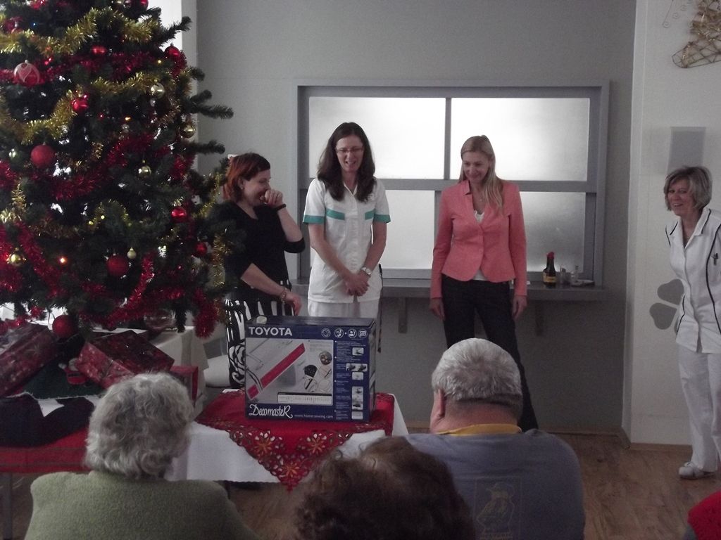 Téměř dvě desítky zařízení v sociálních službách navštívili ve středu primátor Martin Zrzavecký a jeho náměstci Martin Baxa, Eva Herinková, Pavel Kotas a Petr Náhlík. Již tradičně tím před Vánoci děkují vedení a zaměstnancům organizací za jejich celoroční nasazení, současně přímo v zařízeních zjišťují, co je možné zlepšit, jak může město ještě více pomoci. Mezi navštívené patřily Dětské centrum Plzeň, Mezigenerační a dobrovolnické centrum TOTEM, Domov pro seniory sv. Jiří, Dům Naděje – následné bydlení a Potravinová banka, Stacionář Jitřenka, Domov sv. Františka, Domov sv. Zity a další. Zástupci radnice během dne předali vánoční dárky za sto tisíc korun.