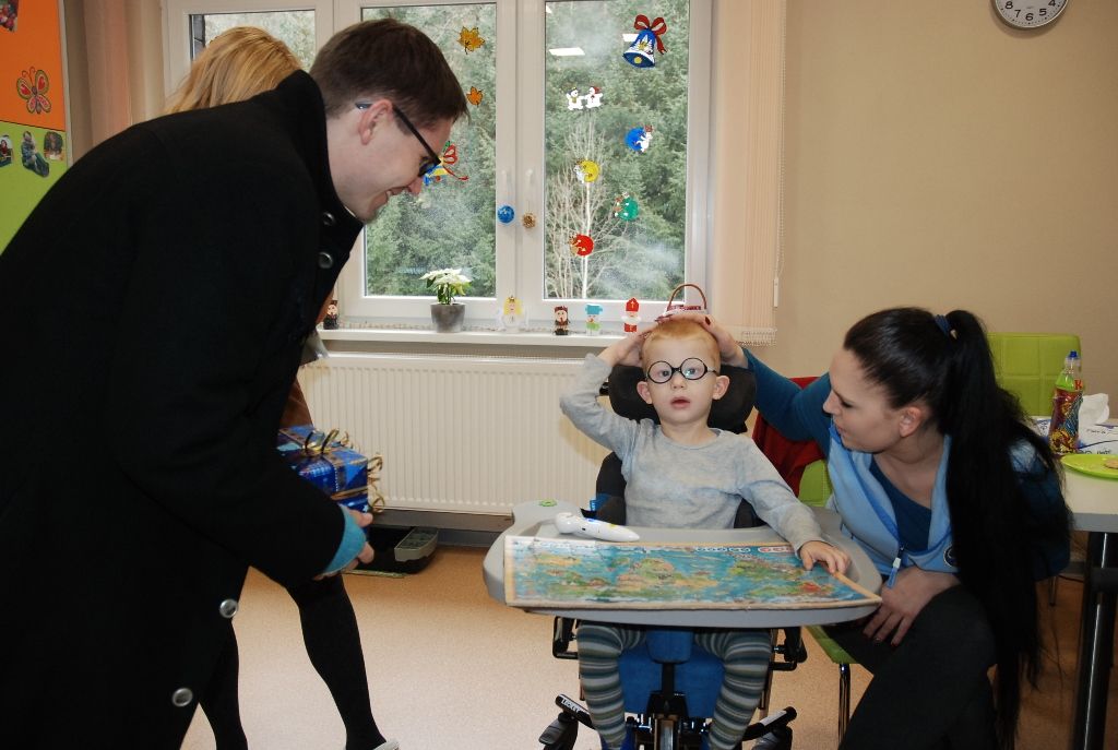 Téměř dvě desítky zařízení v sociálních službách navštívili ve středu primátor Martin Zrzavecký a jeho náměstci Martin Baxa, Eva Herinková, Pavel Kotas a Petr Náhlík. Již tradičně tím před Vánoci děkují vedení a zaměstnancům organizací za jejich celoroční nasazení, současně přímo v zařízeních zjišťují, co je možné zlepšit, jak může město ještě více pomoci. Mezi navštívené patřily Dětské centrum Plzeň, Mezigenerační a dobrovolnické centrum TOTEM, Domov pro seniory sv. Jiří, Dům Naděje – následné bydlení a Potravinová banka, Stacionář Jitřenka, Domov sv. Františka, Domov sv. Zity a další. Zástupci radnice během dne předali vánoční dárky za sto tisíc korun.