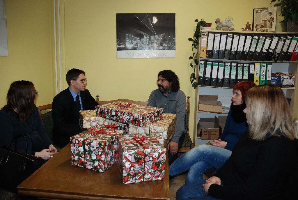 Téměř dvě desítky zařízení v sociálních službách navštívili ve středu primátor Martin Zrzavecký a jeho náměstci Martin Baxa, Eva Herinková, Pavel Kotas a Petr Náhlík. Již tradičně tím před Vánoci děkují vedení a zaměstnancům organizací za jejich celoroční nasazení, současně přímo v zařízeních zjišťují, co je možné zlepšit, jak může město ještě více pomoci. Mezi navštívené patřily Dětské centrum Plzeň, Mezigenerační a dobrovolnické centrum TOTEM, Domov pro seniory sv. Jiří, Dům Naděje – následné bydlení a Potravinová banka, Stacionář Jitřenka, Domov sv. Františka, Domov sv. Zity a další. Zástupci radnice během dne předali vánoční dárky za sto tisíc korun.