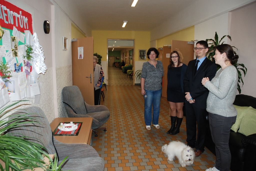 Téměř dvě desítky zařízení v sociálních službách navštívili ve středu primátor Martin Zrzavecký a jeho náměstci Martin Baxa, Eva Herinková, Pavel Kotas a Petr Náhlík. Již tradičně tím před Vánoci děkují vedení a zaměstnancům organizací za jejich celoroční nasazení, současně přímo v zařízeních zjišťují, co je možné zlepšit, jak může město ještě více pomoci. Mezi navštívené patřily Dětské centrum Plzeň, Mezigenerační a dobrovolnické centrum TOTEM, Domov pro seniory sv. Jiří, Dům Naděje – následné bydlení a Potravinová banka, Stacionář Jitřenka, Domov sv. Františka, Domov sv. Zity a další. Zástupci radnice během dne předali vánoční dárky za sto tisíc korun.