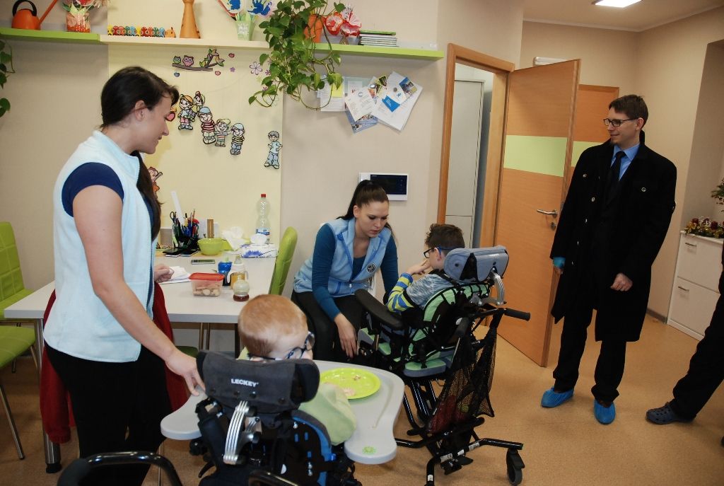 Téměř dvě desítky zařízení v sociálních službách navštívili ve středu primátor Martin Zrzavecký a jeho náměstci Martin Baxa, Eva Herinková, Pavel Kotas a Petr Náhlík. Již tradičně tím před Vánoci děkují vedení a zaměstnancům organizací za jejich celoroční nasazení, současně přímo v zařízeních zjišťují, co je možné zlepšit, jak může město ještě více pomoci. Mezi navštívené patřily Dětské centrum Plzeň, Mezigenerační a dobrovolnické centrum TOTEM, Domov pro seniory sv. Jiří, Dům Naděje – následné bydlení a Potravinová banka, Stacionář Jitřenka, Domov sv. Františka, Domov sv. Zity a další. Zástupci radnice během dne předali vánoční dárky za sto tisíc korun.