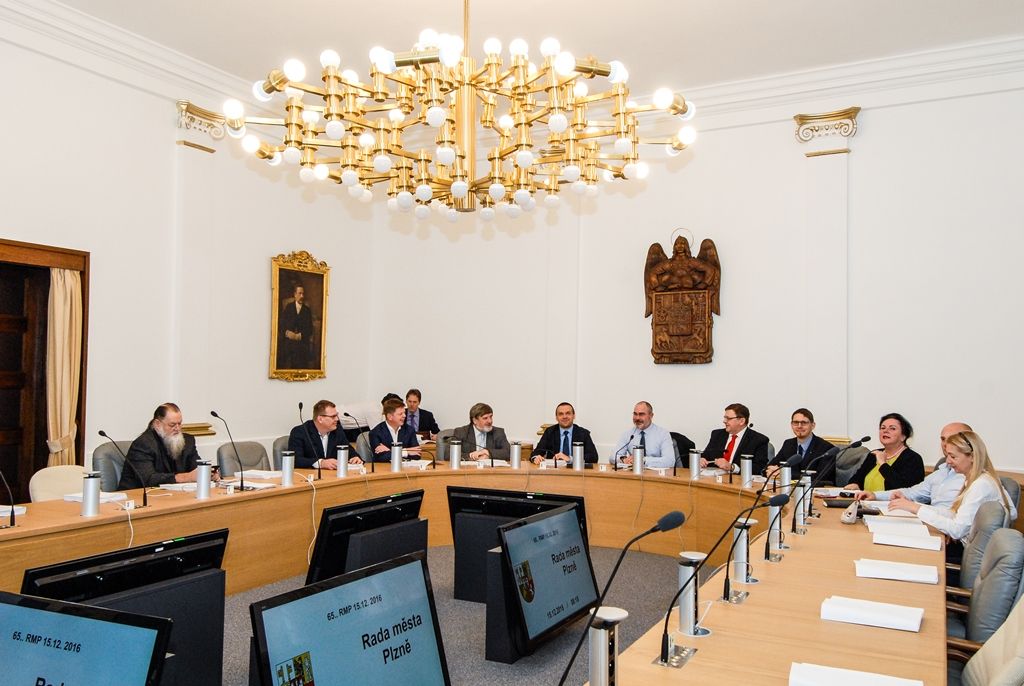 Nejvytíženější zasedací místnost radnice získala nové vybavení (foto: M. Pecuch, 15.12.2016)