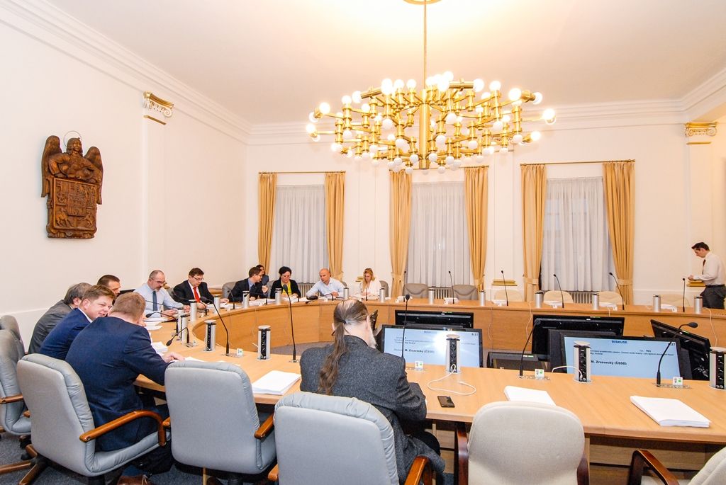 Nejvytíženější zasedací místnost radnice získala nové vybavení (foto: M. Pecuch, 15.12.2016)