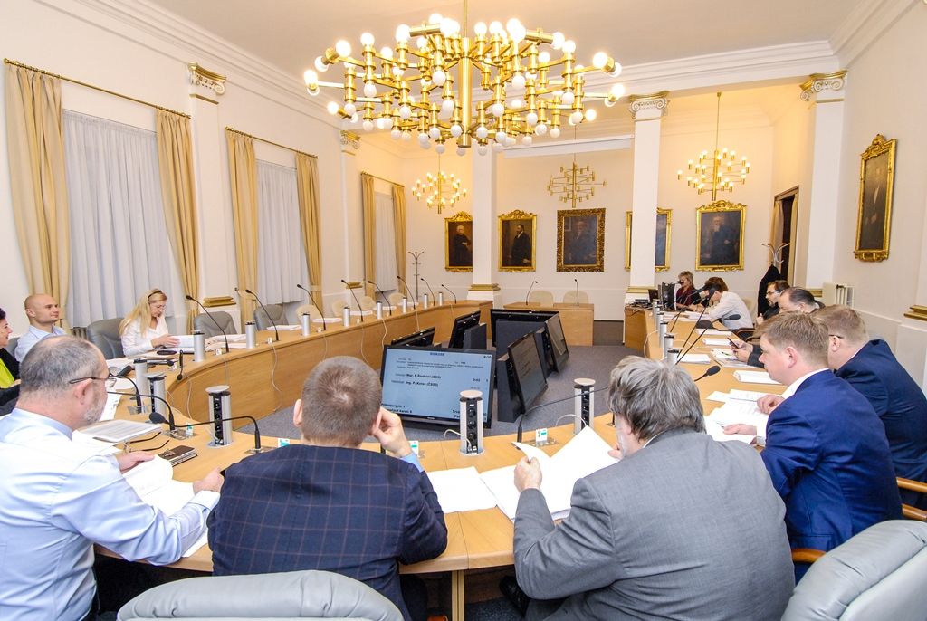 Nejvytíženější zasedací místnost radnice získala nové vybavení (foto: M. Pecuch, 15.12.2016)