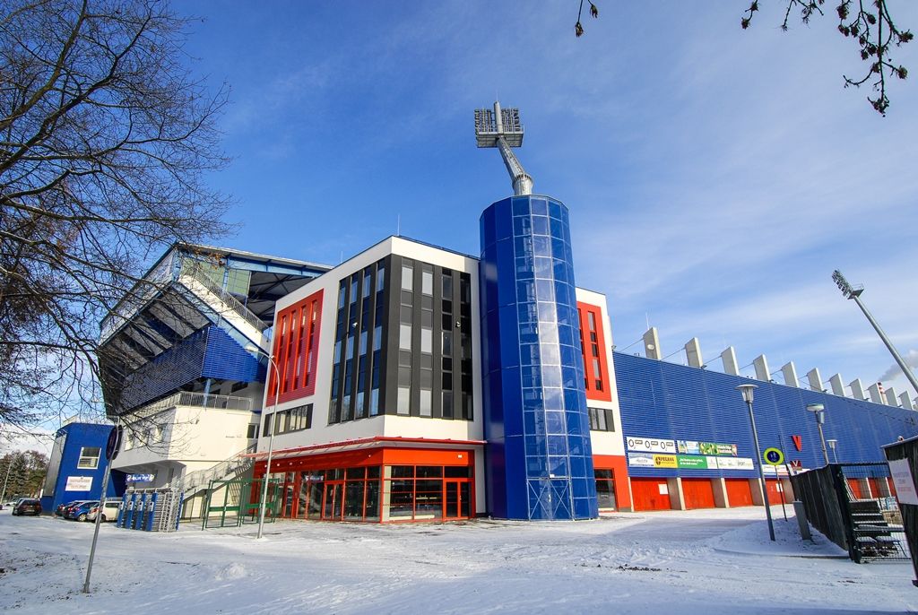 Plzeň zrekonstruovala hlavní tribunu svého stadionu, hotové jsou i dvě věže (foto: M. Pecuch, 5.1.2017)