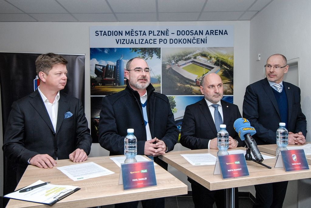 Plzeň zrekonstruovala hlavní tribunu svého stadionu, hotové jsou i dvě věže (foto: M. Pecuch, 5.1.2017)