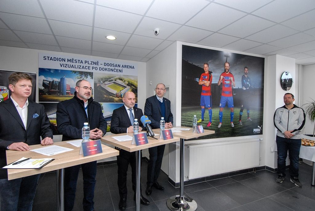Plzeň zrekonstruovala hlavní tribunu svého stadionu, hotové jsou i dvě věže (foto: M. Pecuch, 5.1.2017)