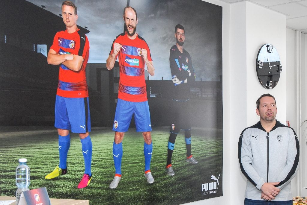 Plzeň zrekonstruovala hlavní tribunu svého stadionu, hotové jsou i dvě věže (foto: M. Pecuch, 5.1.2017)