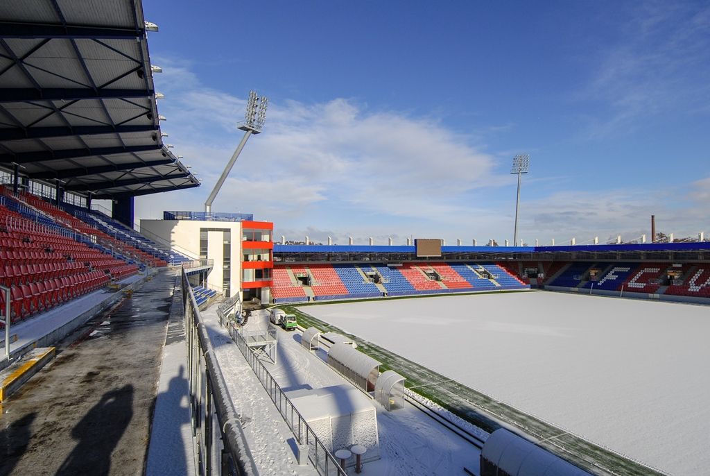 Plzeň zrekonstruovala hlavní tribunu svého stadionu, hotové jsou i dvě věže (foto: M. Pecuch, 5.1.2017)