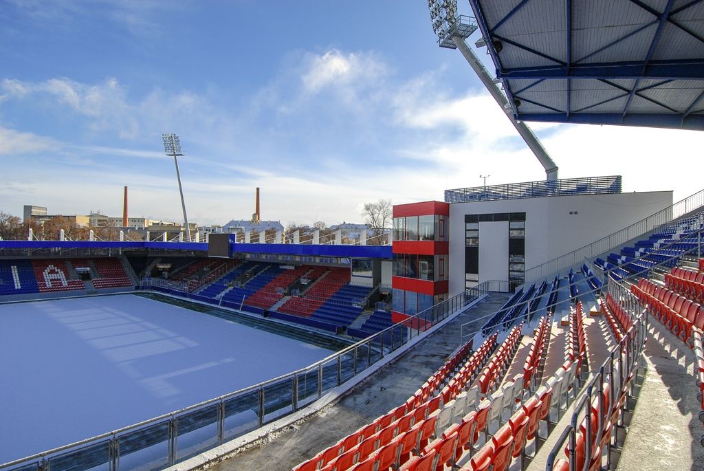 Plzeň zrekonstruovala hlavní tribunu svého stadionu, hotové jsou i dvě věže (foto: M. Pecuch, 5.1.2017)