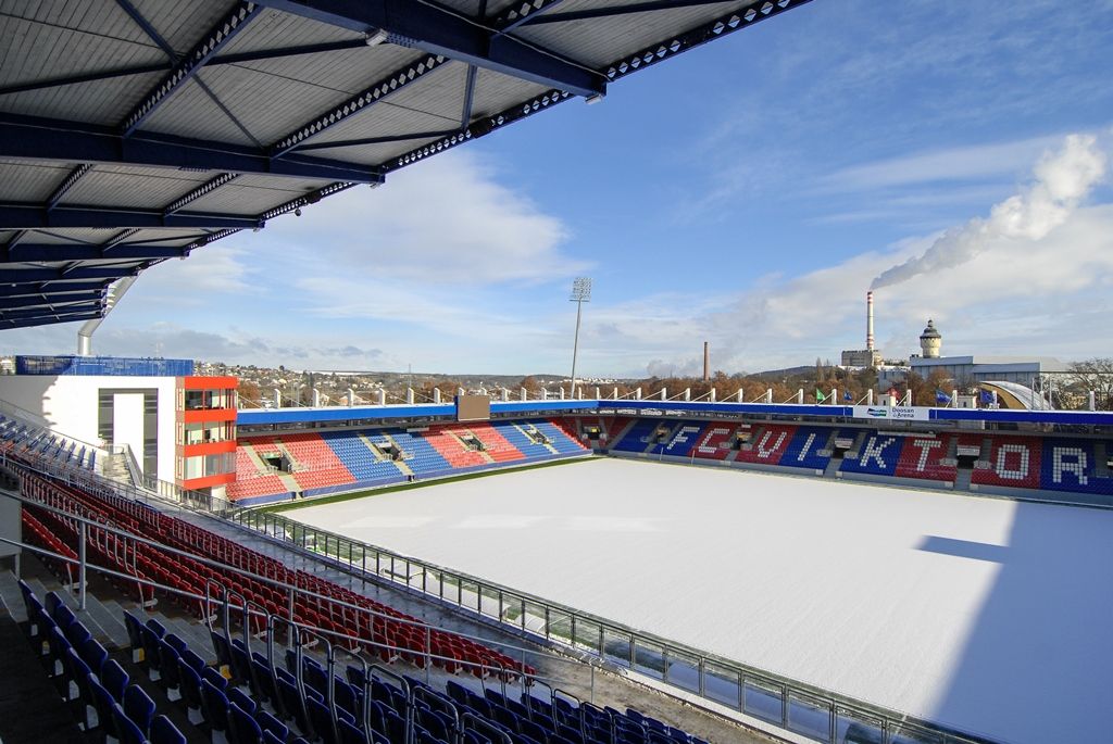 Plzeň zrekonstruovala hlavní tribunu svého stadionu, hotové jsou i dvě věže (foto: M. Pecuch, 5.1.2017)