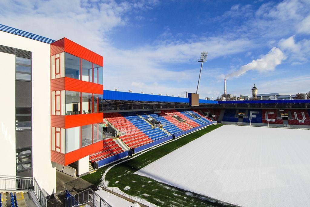 Plzeň zrekonstruovala hlavní tribunu svého stadionu, hotové jsou i dvě věže (foto: M. Pecuch, 5.1.2017)
