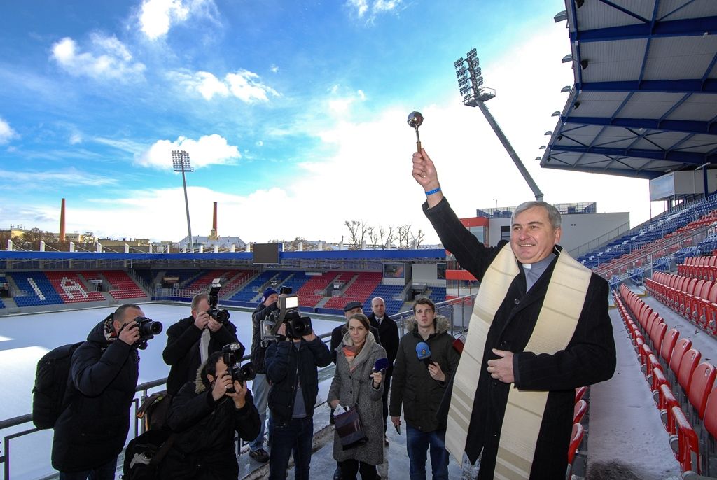 Plzeň zrekonstruovala hlavní tribunu svého stadionu, hotové jsou i dvě věže (foto: M. Pecuch, 5.1.2017)