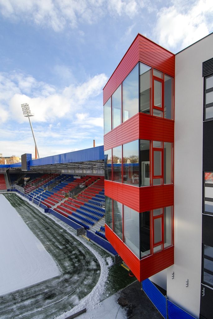 Plzeň zrekonstruovala hlavní tribunu svého stadionu, hotové jsou i dvě věže (foto: M. Pecuch, 5.1.2017)