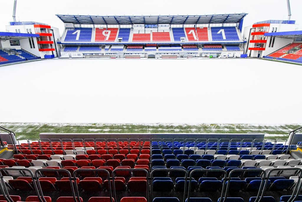 Plzeň zrekonstruovala hlavní tribunu svého stadionu, hotové jsou i dvě věže (foto: M. Pecuch, 5.1.2017)