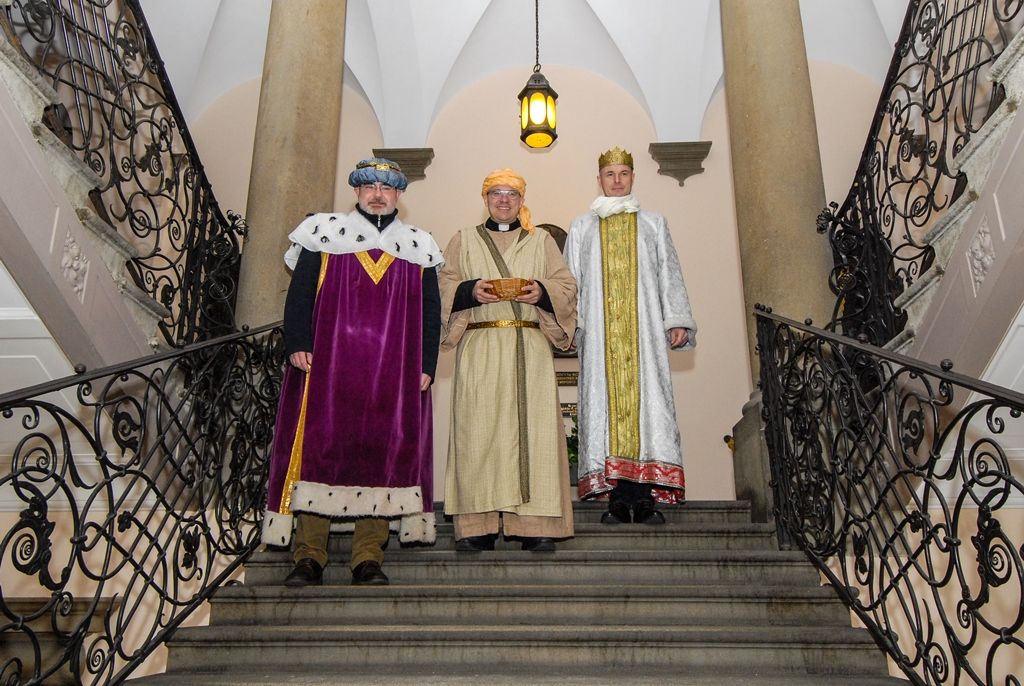 Primátor podpořil Tříkrálovou sbírku, vzal na sebe kostým Baltazara (foto: M. Pecuch, 6.1.2017)