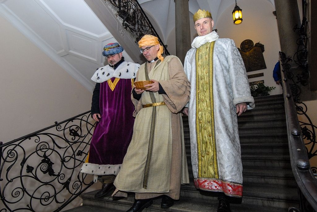 Primátor podpořil Tříkrálovou sbírku, vzal na sebe kostým Baltazara (foto: M. Pecuch, 6.1.2017)