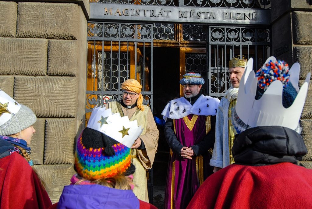 Primátor podpořil Tříkrálovou sbírku, vzal na sebe kostým Baltazara (foto: M. Pecuch, 6.1.2017)