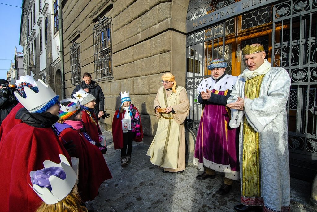 Primátor podpořil Tříkrálovou sbírku, vzal na sebe kostým Baltazara (foto: M. Pecuch, 6.1.2017)