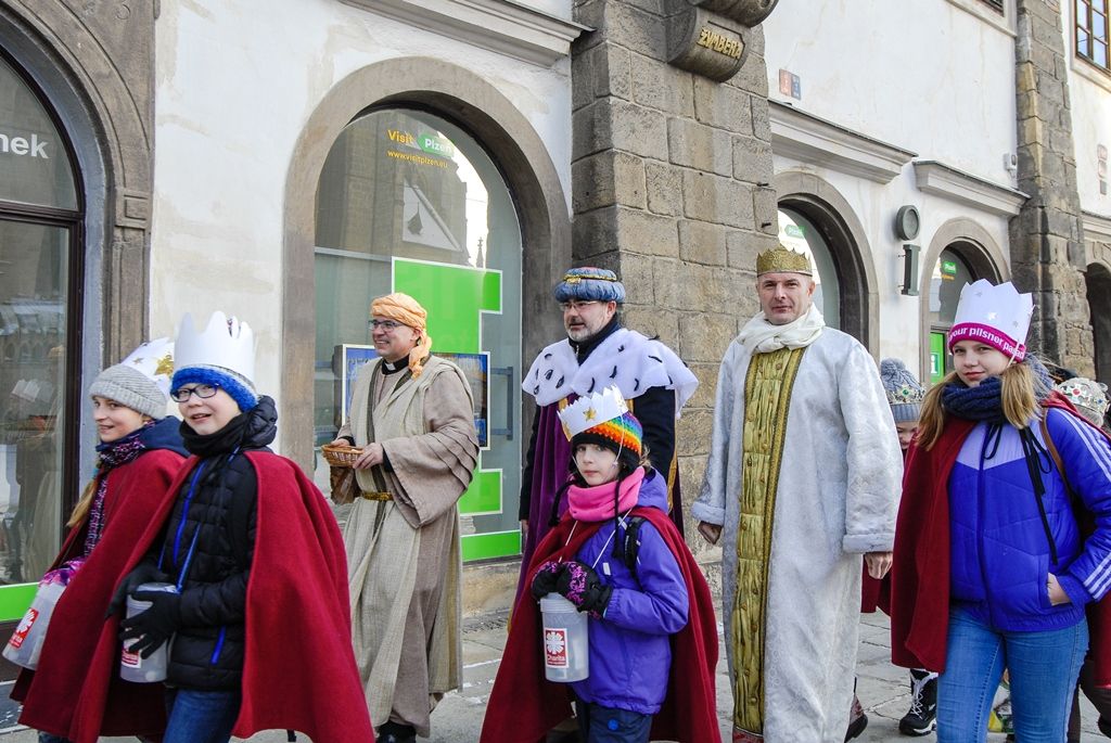 Primátor podpořil Tříkrálovou sbírku, vzal na sebe kostým Baltazara (foto: M. Pecuch, 6.1.2017)