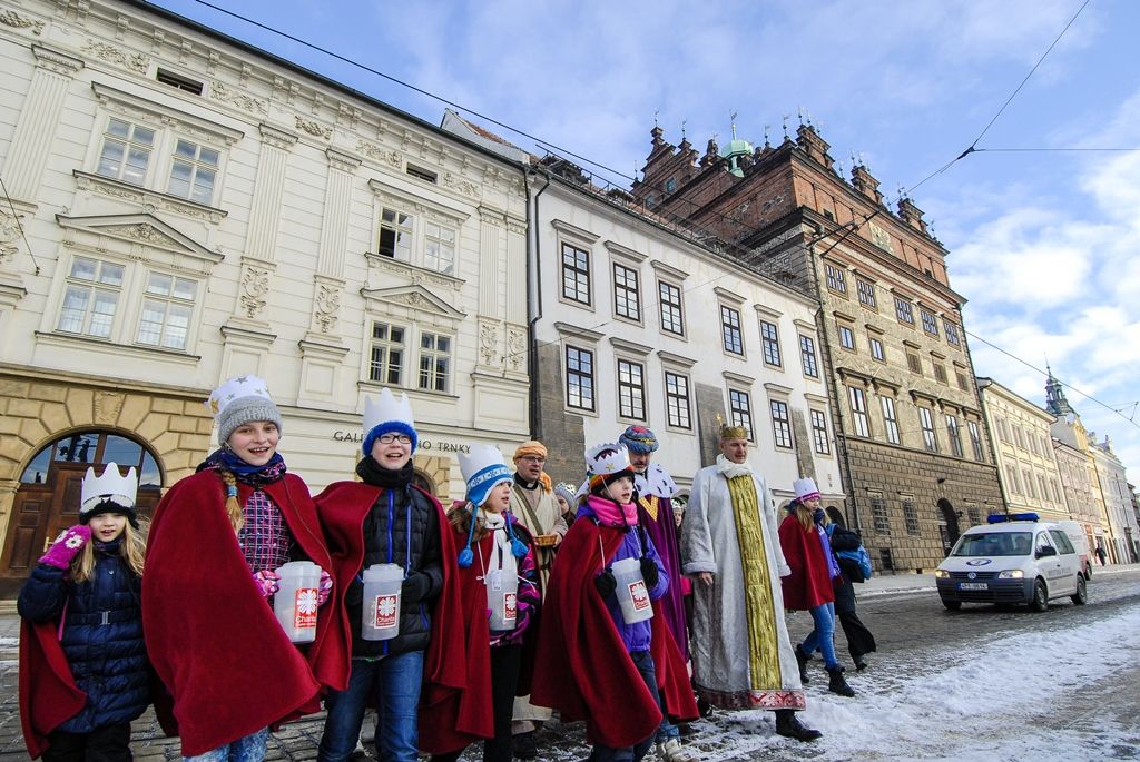 Primátor podpořil Tříkrálovou sbírku, vzal na sebe kostým Baltazara (foto: M. Pecuch, 6.1.2017)