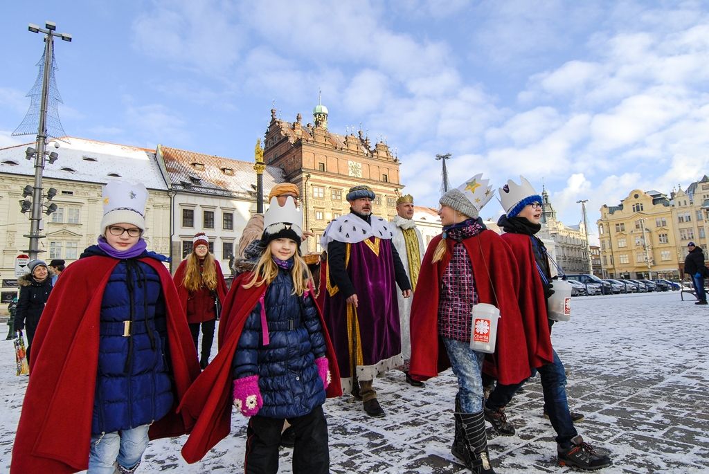 Primátor podpořil Tříkrálovou sbírku, vzal na sebe kostým Baltazara (foto: M. Pecuch, 6.1.2017)