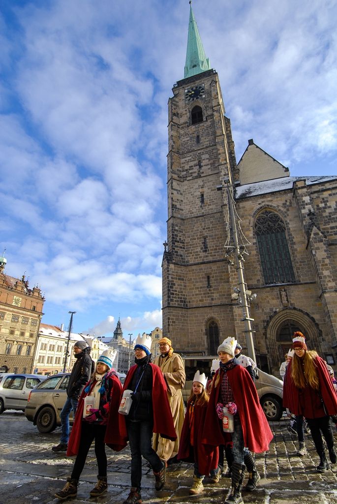 Primátor podpořil Tříkrálovou sbírku, vzal na sebe kostým Baltazara (foto: M. Pecuch, 6.1.2017)