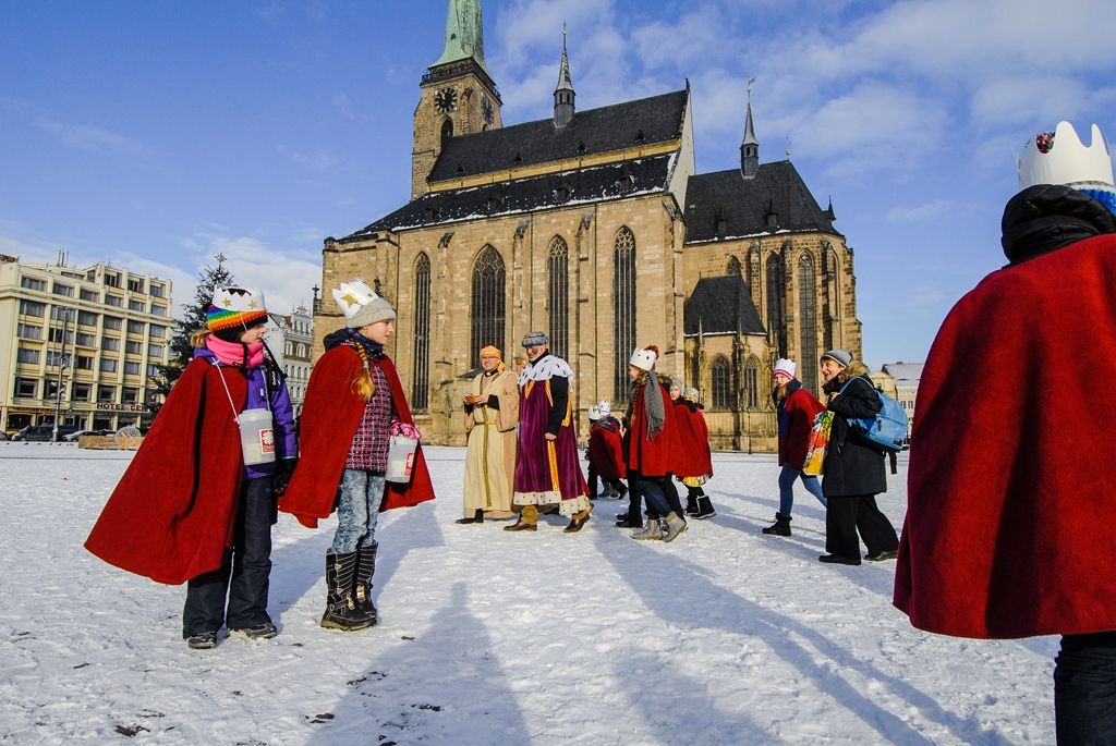 Primátor podpořil Tříkrálovou sbírku, vzal na sebe kostým Baltazara (foto: M. Pecuch, 6.1.2017)