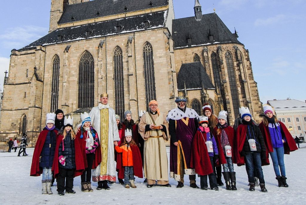 Primátor podpořil Tříkrálovou sbírku, vzal na sebe kostým Baltazara (foto: M. Pecuch, 6.1.2017)