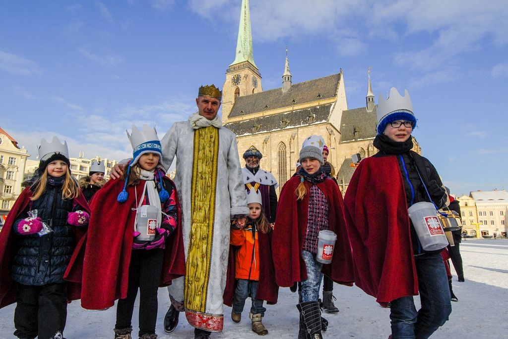 Primátor podpořil Tříkrálovou sbírku, vzal na sebe kostým Baltazara (foto: M. Pecuch, 6.1.2017)