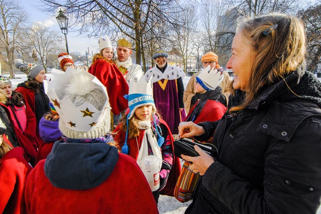 Primátor podpořil Tříkrálovou sbírku, vzal na sebe kostým Baltazara (foto: M. Pecuch, 6.1.2017)
