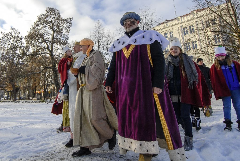 Primátor podpořil Tříkrálovou sbírku, vzal na sebe kostým Baltazara (foto: M. Pecuch, 6.1.2017)