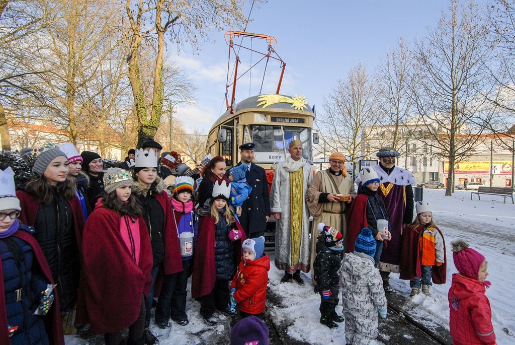 Primátor podpořil Tříkrálovou sbírku, vzal na sebe kostým Baltazara (foto: M. Pecuch, 6.1.2017)