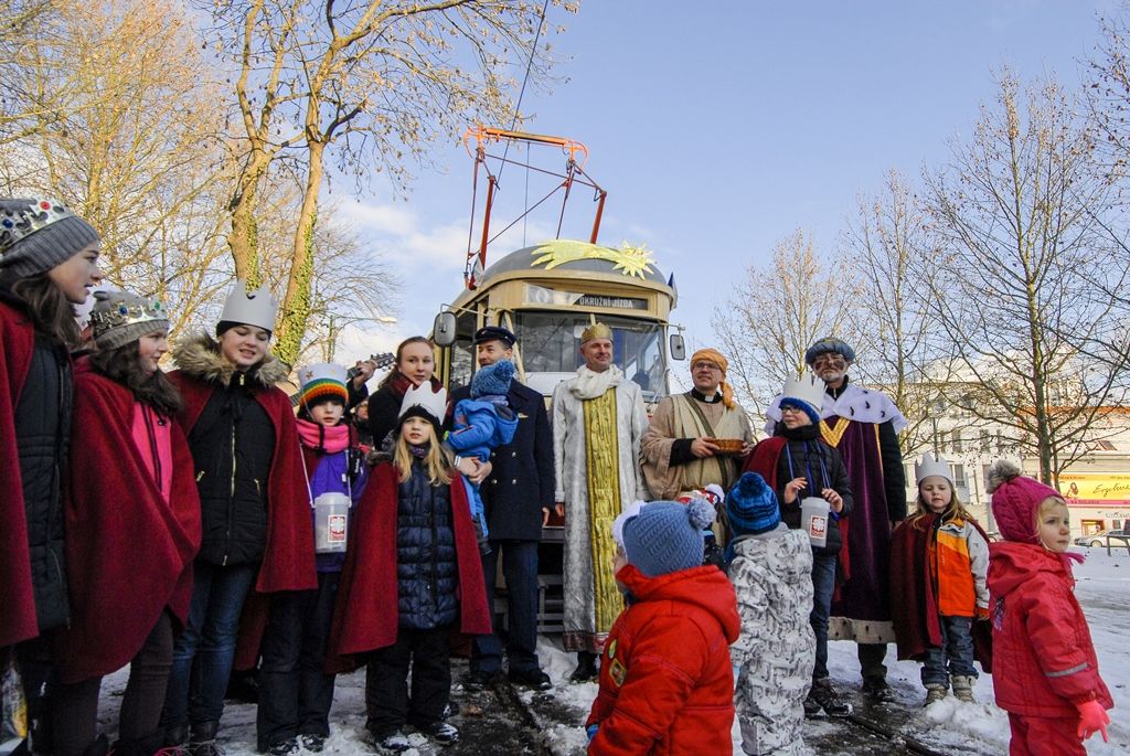 Primátor podpořil Tříkrálovou sbírku, vzal na sebe kostým Baltazara (foto: M. Pecuch, 6.1.2017)