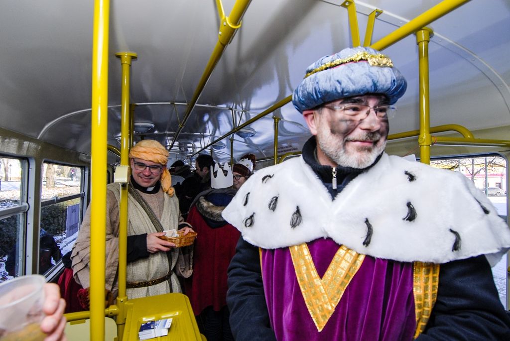Primátor podpořil Tříkrálovou sbírku, vzal na sebe kostým Baltazara (foto: M. Pecuch, 6.1.2017)