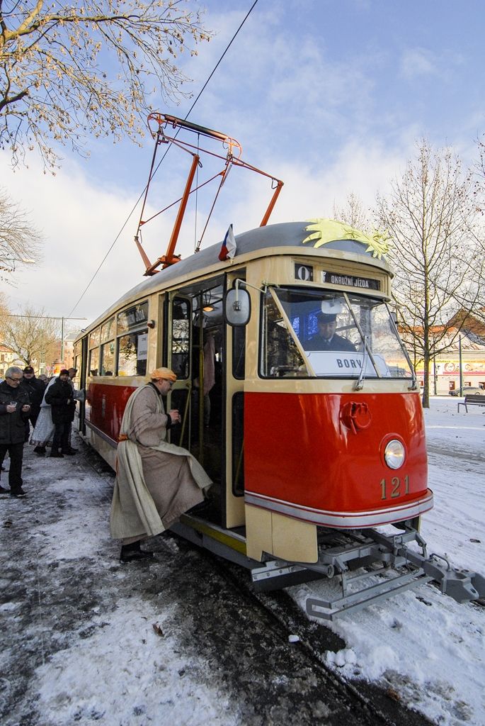 Primátor podpořil Tříkrálovou sbírku, vzal na sebe kostým Baltazara (foto: M. Pecuch, 6.1.2017)