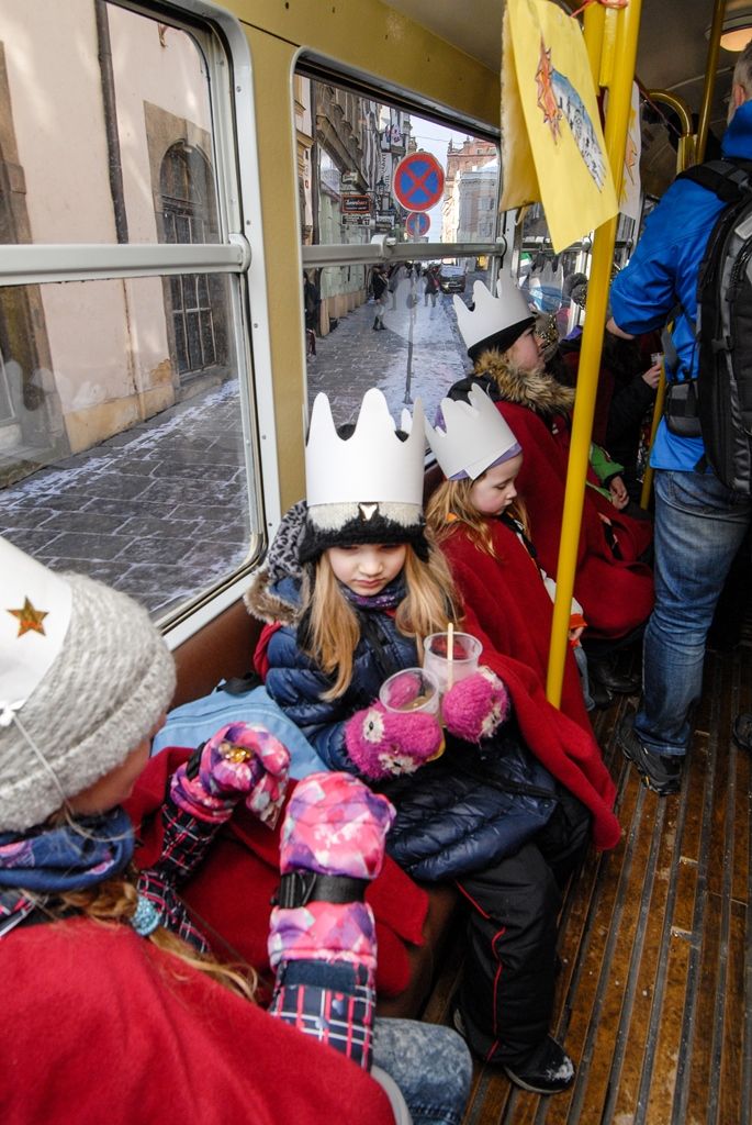 Primátor podpořil Tříkrálovou sbírku, vzal na sebe kostým Baltazara (foto: M. Pecuch, 6.1.2017)