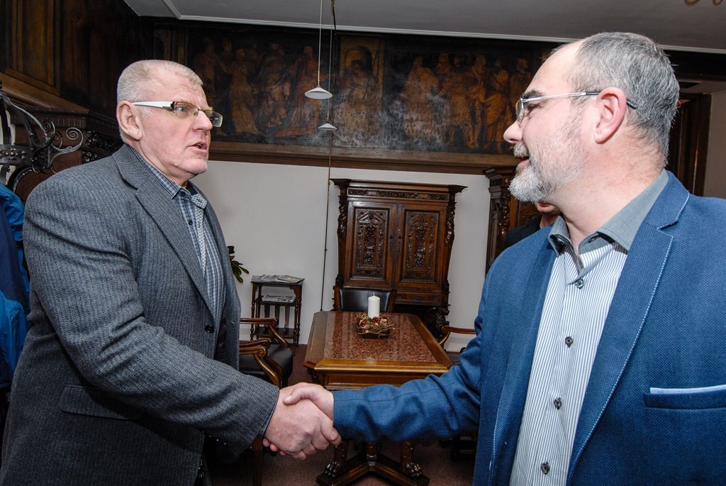 Primátor ocenil mistra světa v judu Zdeňka Vlčka pečetí města (foto: M. Pecuch, 11.1.2017)