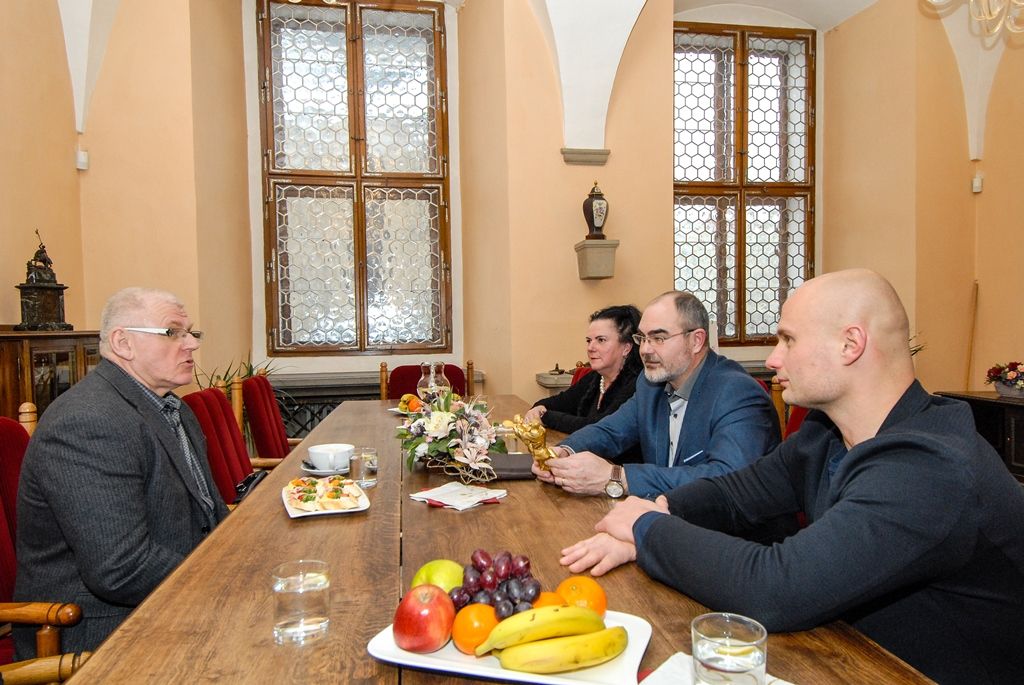 Primátor ocenil mistra světa v judu Zdeňka Vlčka pečetí města (foto: M. Pecuch, 11.1.2017)