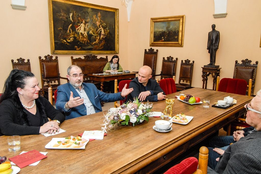 Primátor ocenil mistra světa v judu Zdeňka Vlčka pečetí města (foto: M. Pecuch, 11.1.2017)