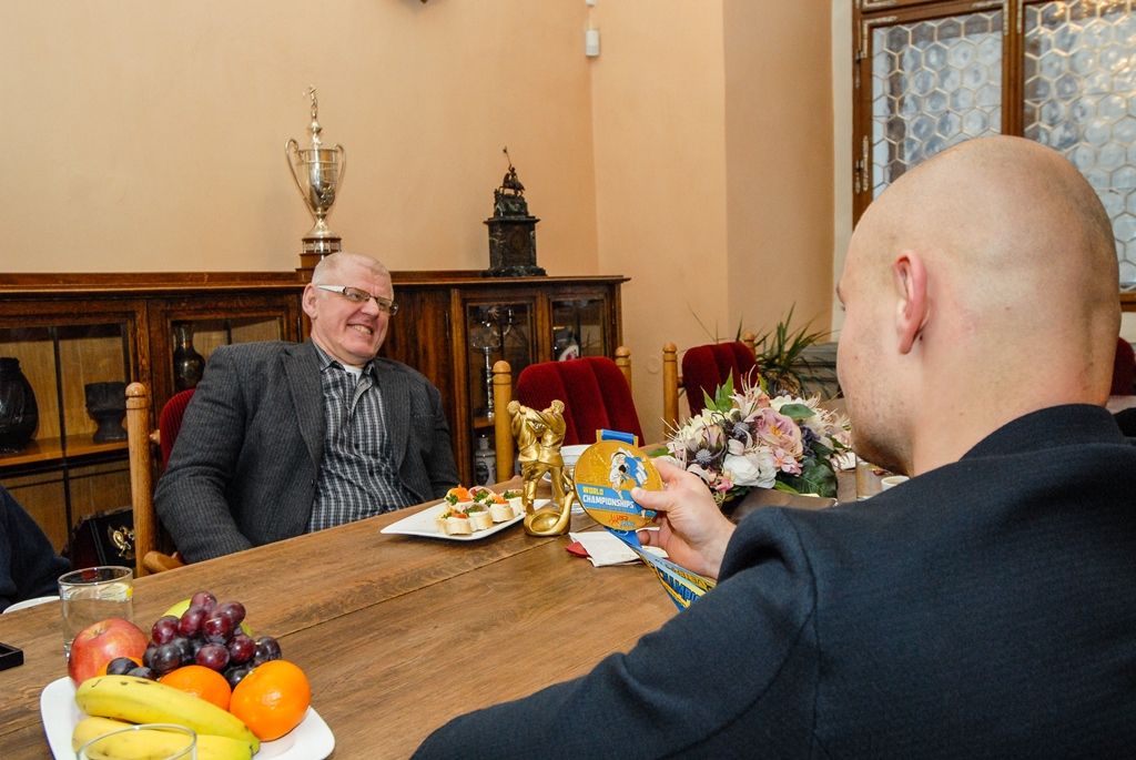Primátor ocenil mistra světa v judu Zdeňka Vlčka pečetí města (foto: M. Pecuch, 11.1.2017)