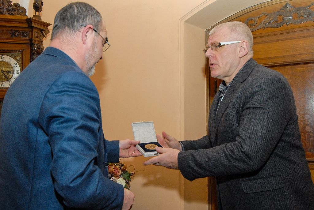 Primátor ocenil mistra světa v judu Zdeňka Vlčka pečetí města (foto: M. Pecuch, 11.1.2017)