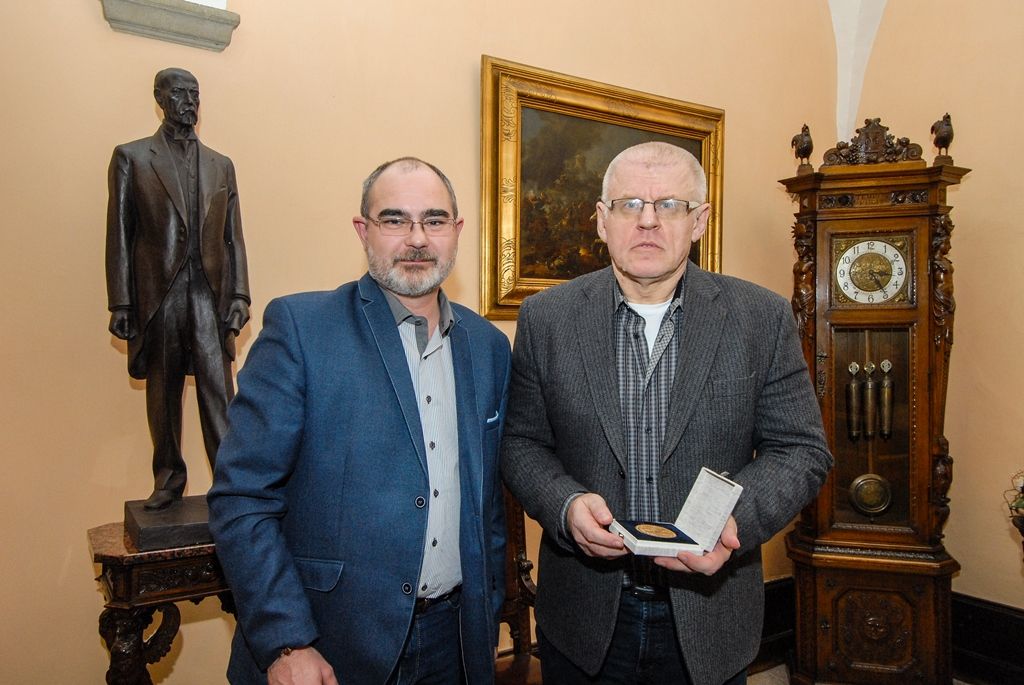 Primátor ocenil mistra světa v judu Zdeňka Vlčka pečetí města