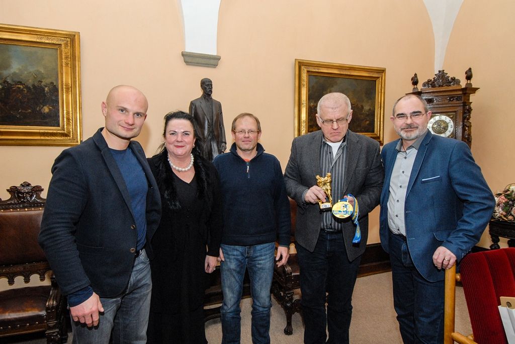 Primátor ocenil mistra světa v judu Zdeňka Vlčka pečetí města (foto: M. Pecuch, 11.1.2017)