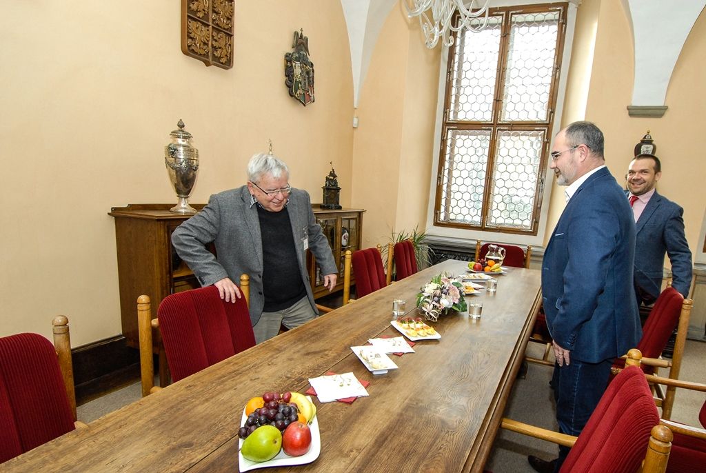 Primátor Zrzavecký a náměstek Baxa na plzeňské radnici přijali jubilanta architekta Jana Soukupa (foto: M. Pecuch, 12.1.2017)