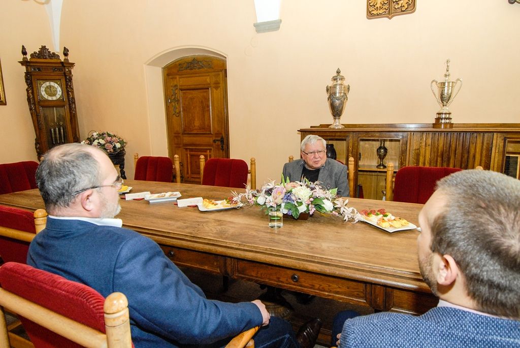 Primátor Zrzavecký a náměstek Baxa na plzeňské radnici přijali jubilanta architekta Jana Soukupa (foto: M. Pecuch, 12.1.2017)