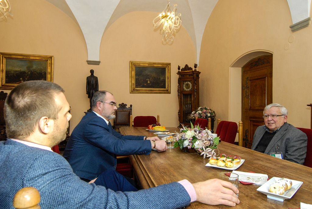Primátor Zrzavecký a náměstek Baxa na plzeňské radnici přijali jubilanta architekta Jana Soukupa (foto: M. Pecuch, 12.1.2017)