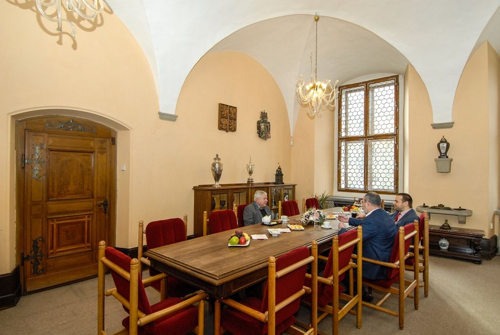 Primátor Zrzavecký a náměstek Baxa na plzeňské radnici přijali jubilanta architekta Jana Soukupa (foto: M. Pecuch, 12.1.2017)