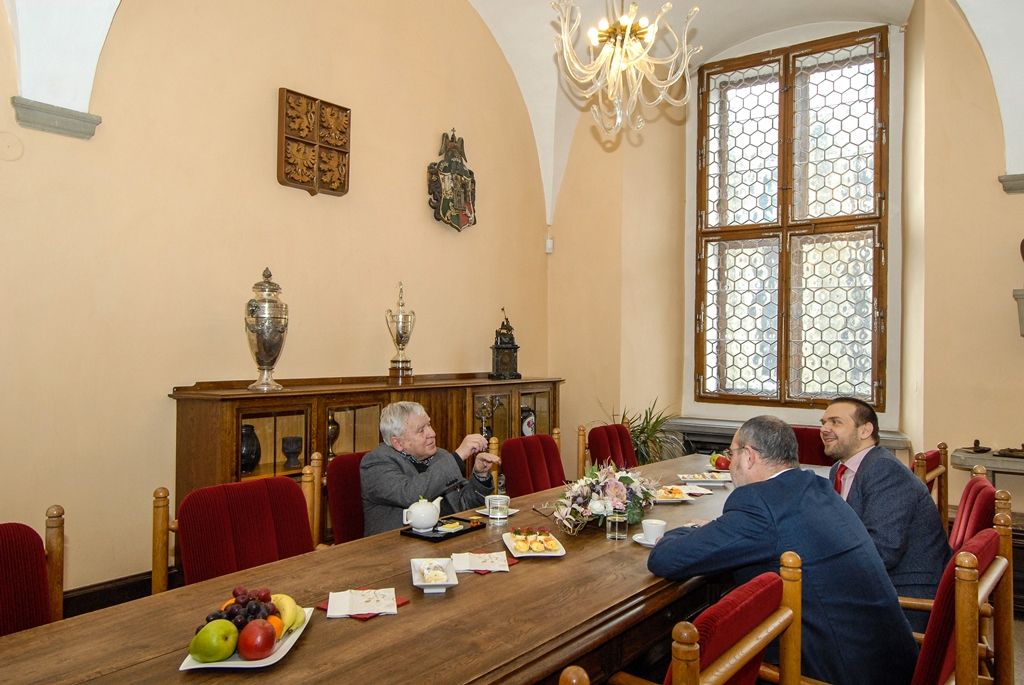 Primátor Zrzavecký a náměstek Baxa na plzeňské radnici přijali jubilanta architekta Jana Soukupa (foto: M. Pecuch, 12.1.2017)